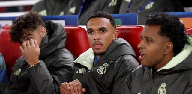 世体：阿隆索回归获利物浦球迷热烈欢迎，阿诺德却遭嘘声相待