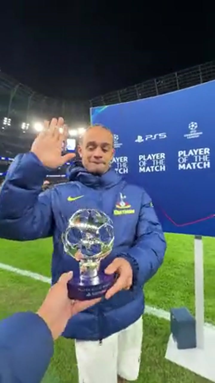 全场最佳！哈维-西蒙斯赛后领取奖杯并与工作人员击掌