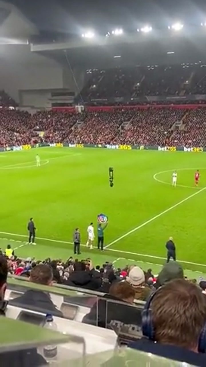 实拍阿诺德替补登场 安菲尔德全场嘘声震耳欲聋