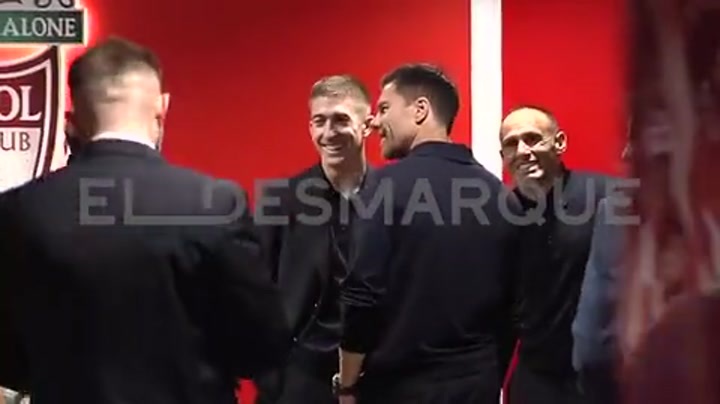 师徒情深！阿隆索维尔茨赛后球员通道拥抱寒暄