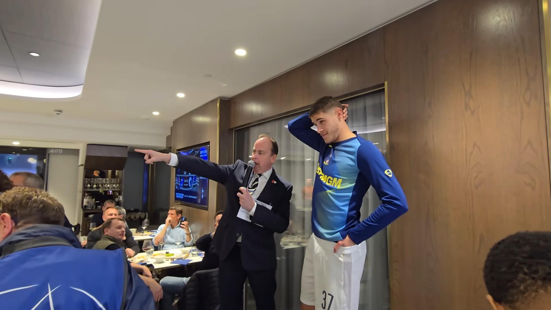 范德芬：教练赛季初希望我能进五个球；我和罗梅罗是兄弟