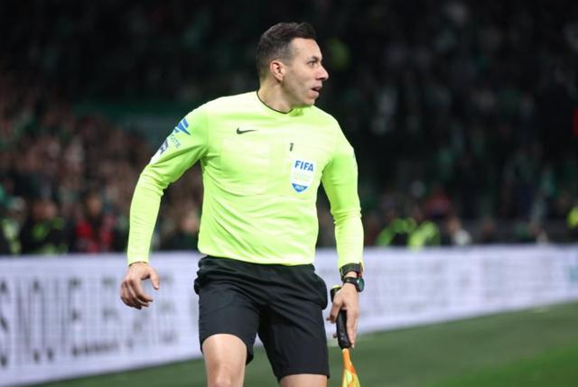 队报：两名圣埃蒂安球迷因投掷硬币击中裁判被判缓刑七个月