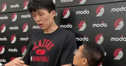 真尴尬！杨瀚森翻译进入开拓者教练组是谣传，原来只是捡球！