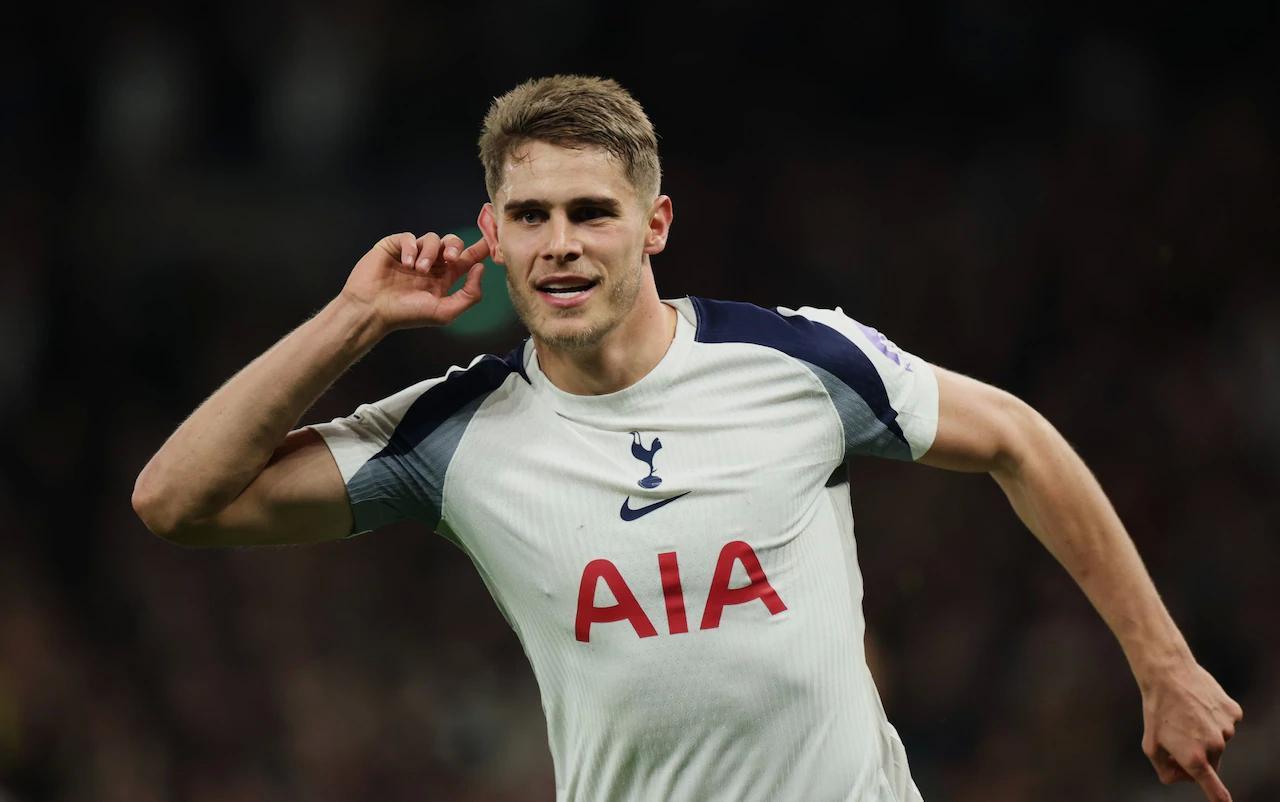 马特-劳：热刺希望与范德芬涨薪续约，以体现他的地位