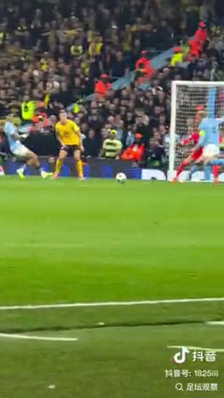 实拍哈兰德接队友传中爆射攻破旧主多特球门