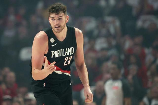 开拓者首发中锋克林根7中2砍7分8板2断2帽，三分4中1&正负值+1