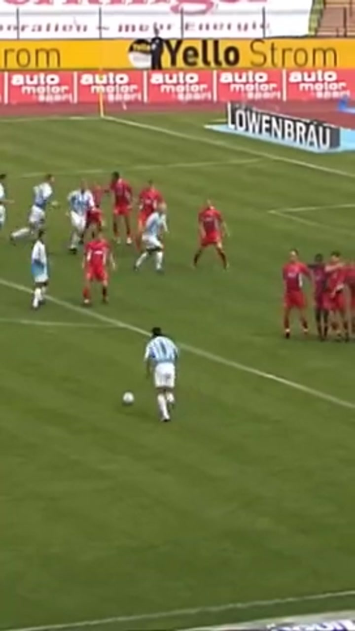 当年邵佳一在矮脚虎哈斯勒的注视下完成德甲处子球