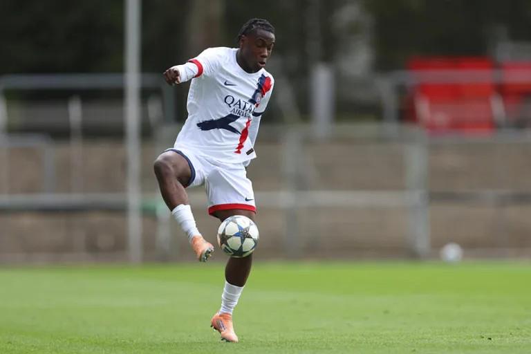 队报：16岁右后卫博利参加巴黎一线队训练，可能进入轮换阵容