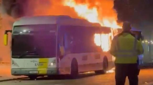 每体：一名巴萨球迷因点燃焰火导致公交车起火被逮捕