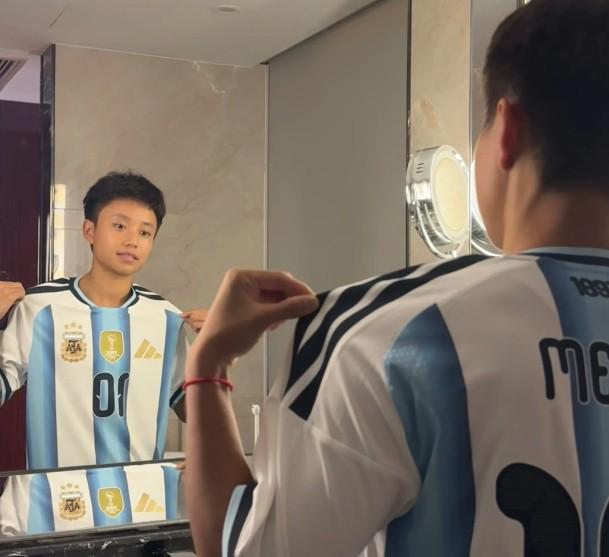 张琳艳身穿阿根廷2026世界杯球衣：期待在美加墨见到梅西