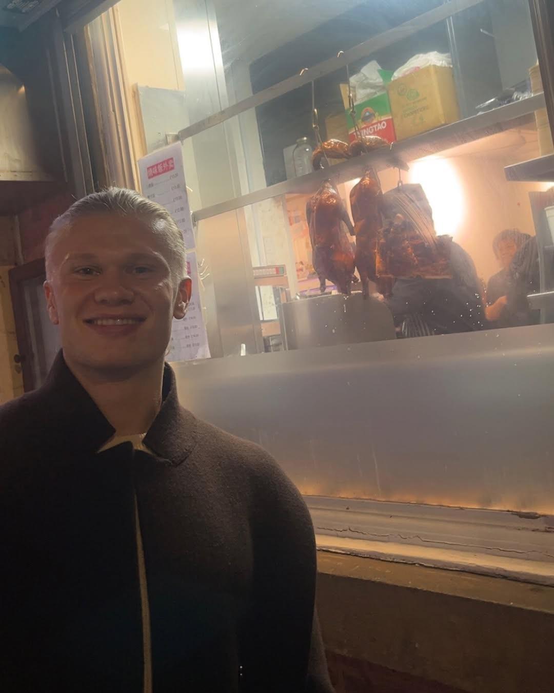 新体验，哈兰德分享品尝中式烧腊的照片