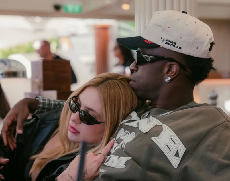 巴媒：维尼修斯女友在美国涉嫌欠税 可能无法陪他参加明年世界杯