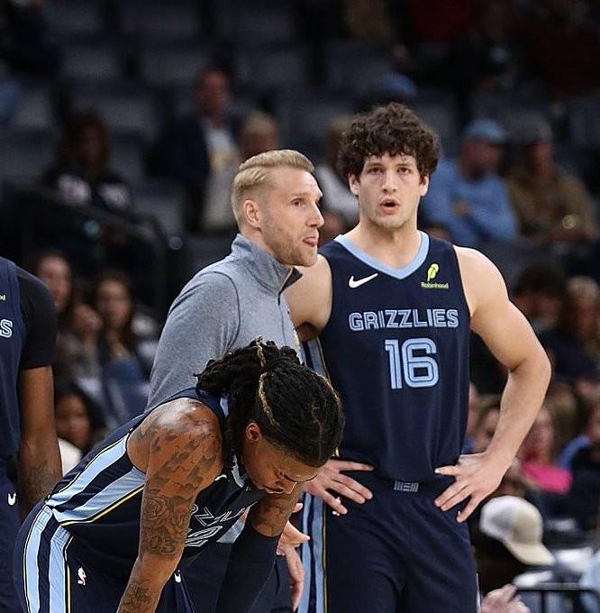 记者：莫兰特和灰熊主帅几乎不交流，前者总是独自坐在替补席末端