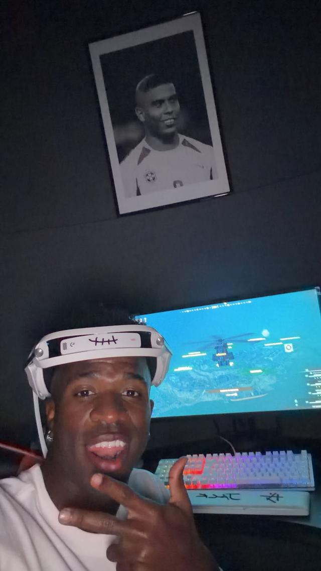 化身电竞少年，维尼修斯晒照准备在使命召唤中大展身手