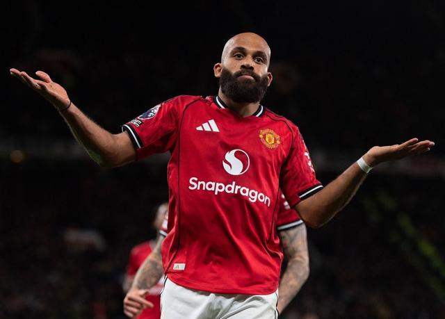 记者：曼联希望姆伯莫12月21日踢完维拉后再去参加非洲杯