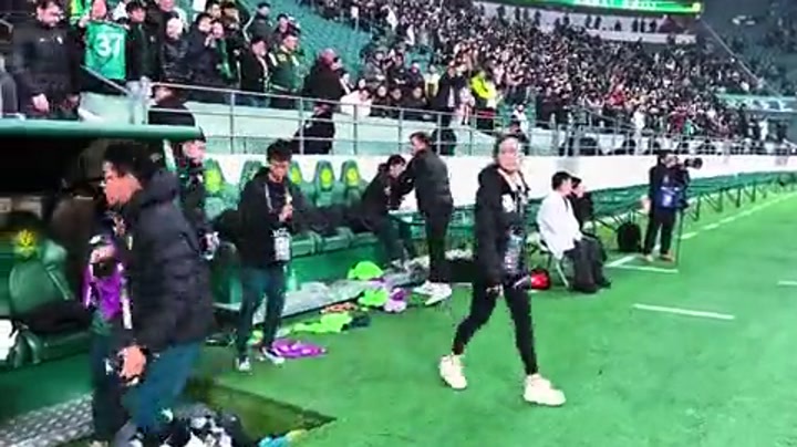 实拍：亚冠大胜对手止颓势，赛后国安教练席如释重负