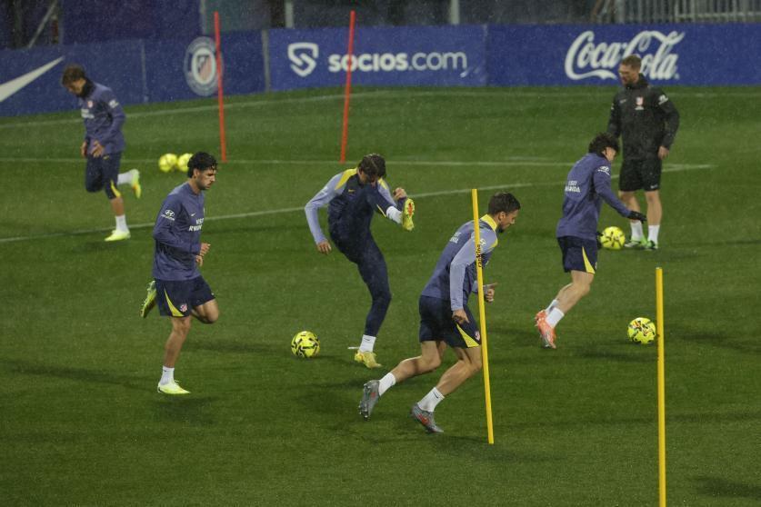 世体：马竞雨中训练备战莱万特，穆索和冈萨雷斯回归球队