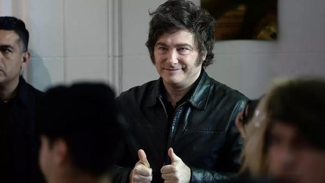 持右翼立场，阿根廷总统开玩笑：我也能祝贺梅西这样的左撇子