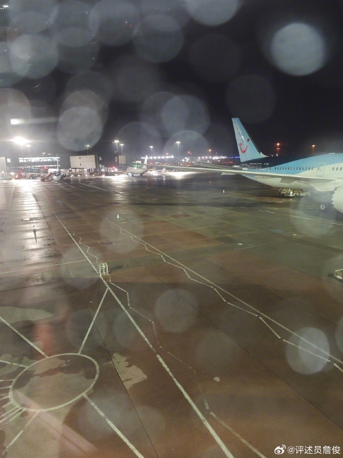 詹俊现场解说曼城vs利物浦，社媒晒照：兵临城下