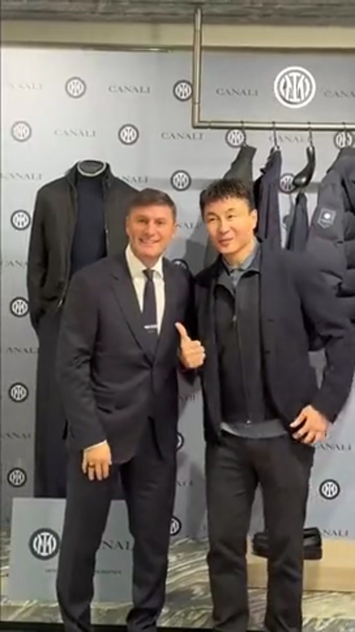 萨内蒂与李玮锋交换球衣