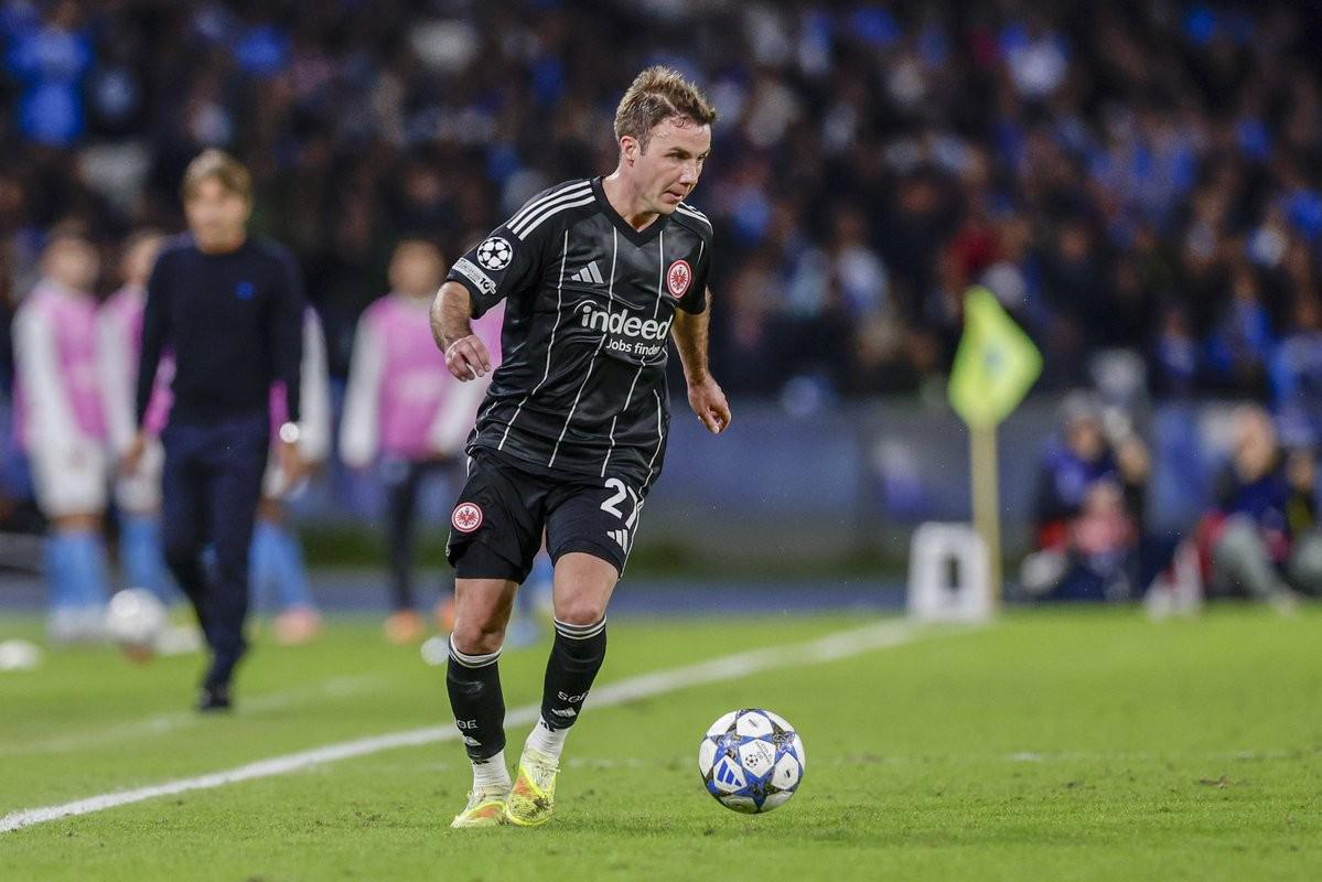 法兰克福总监：计划在冬窗期间与格策谈续约，他对我们很重要