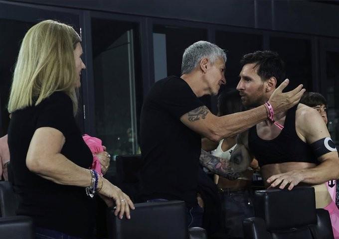 达成生涯400助里程碑，梅西赛后把球衣送给了看台上的父母