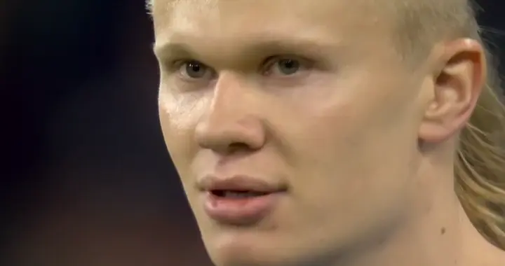 哈兰德失点！主裁判争议判罚，范戴克鼓掌嘲讽，红军门将送点神扑