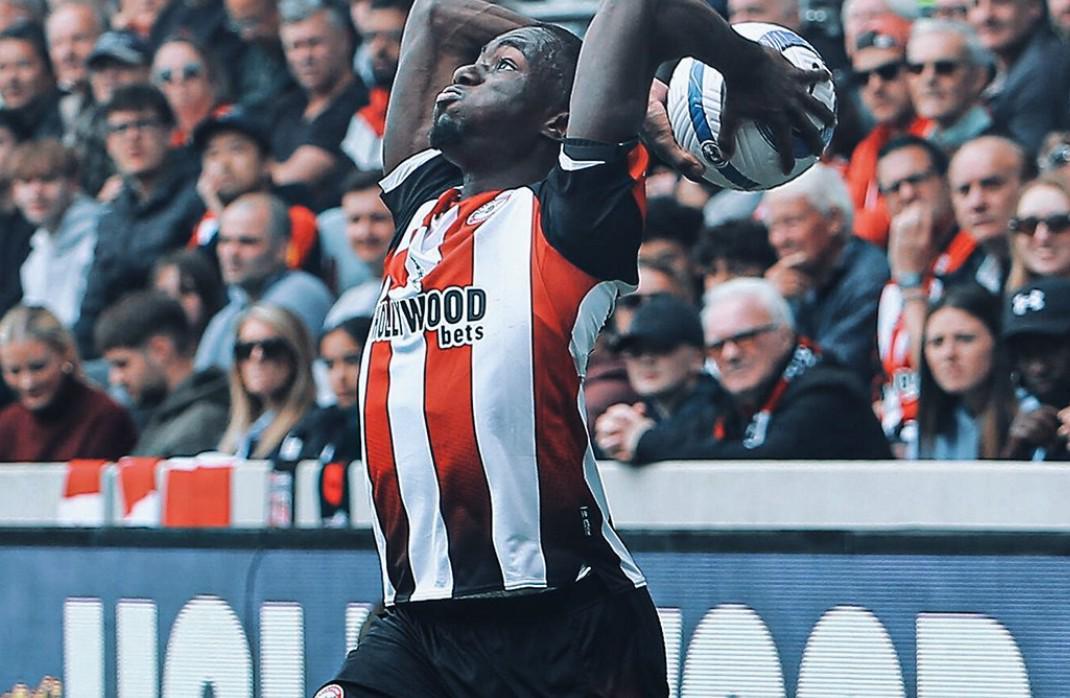 布伦特福德单一自然年依靠界外球攻入6粒主场进球，08年斯托克城后首队