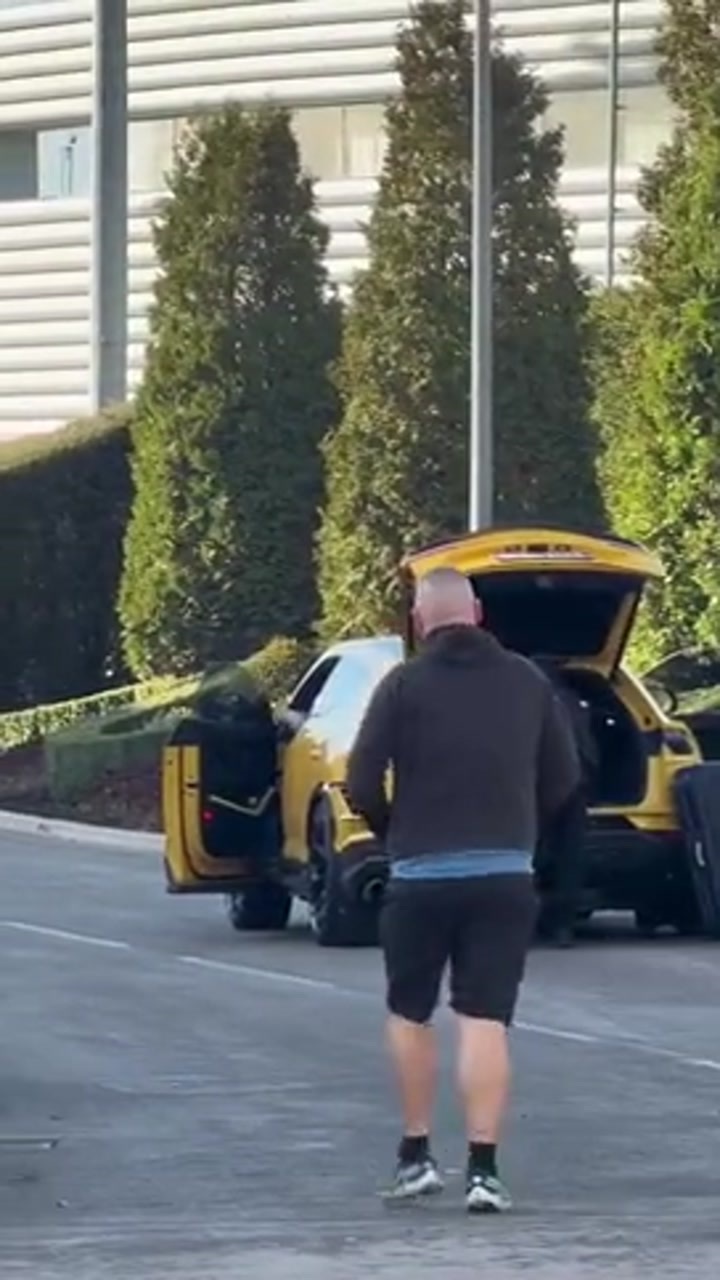 多纳鲁马驾驶兰博基尼训练途中遭遇车爆胎