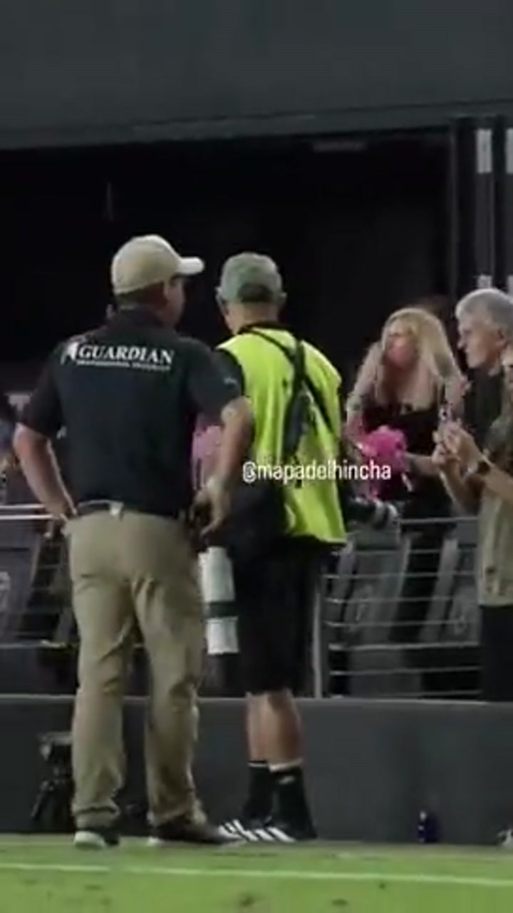 梅西把球衣送给母亲，后者送飞吻感谢