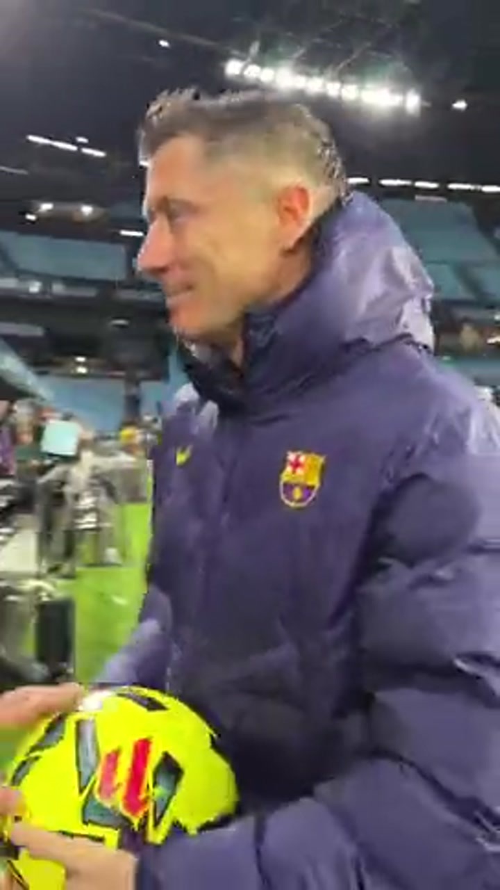 莱万回归首发上演帽子戏法，赛后带走比赛用球