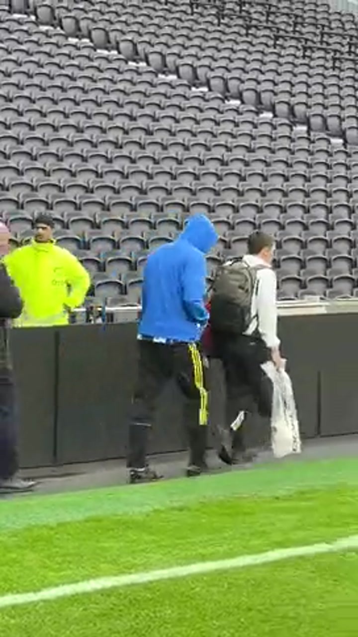 希望无碍！舍什科离开热刺球场时一瘸一拐