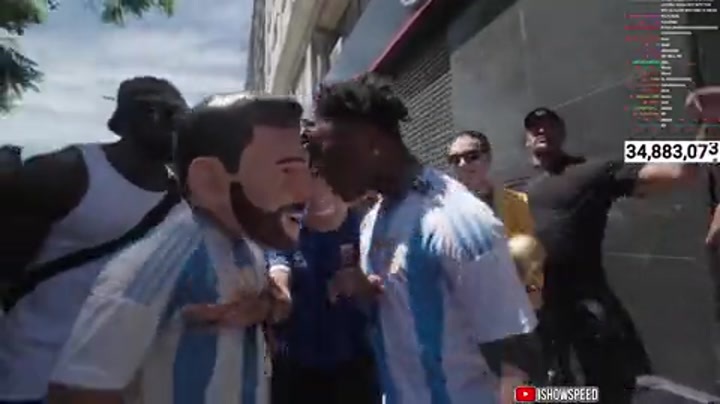 甲亢哥此前刚到阿根廷，就看到梅西巨型广告