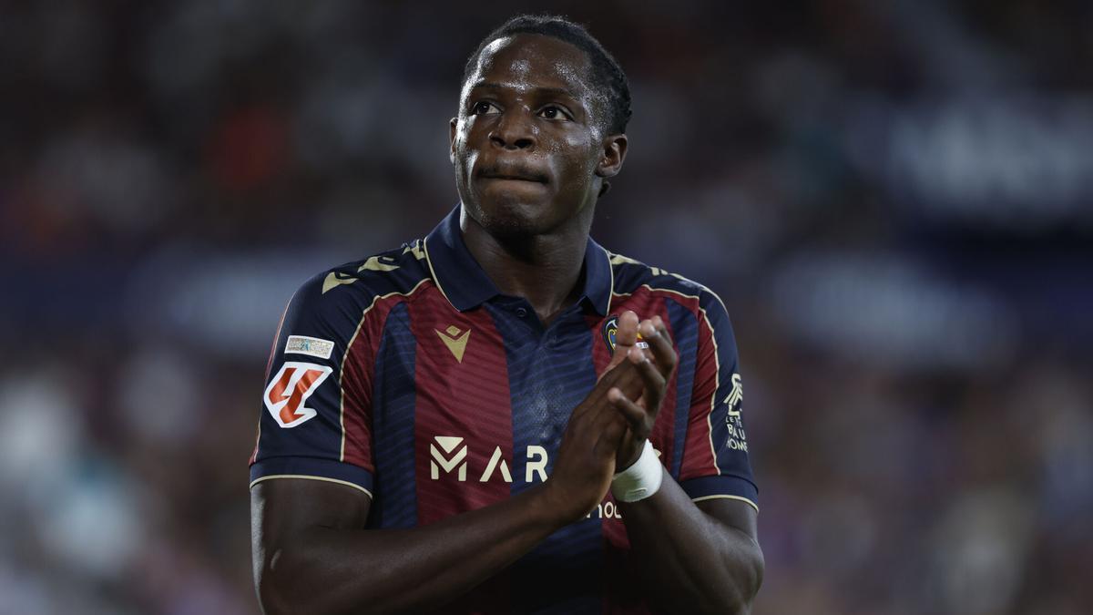 莱万特高层：几乎每天都收到关于埃永的报价，冬窗不考虑出售他