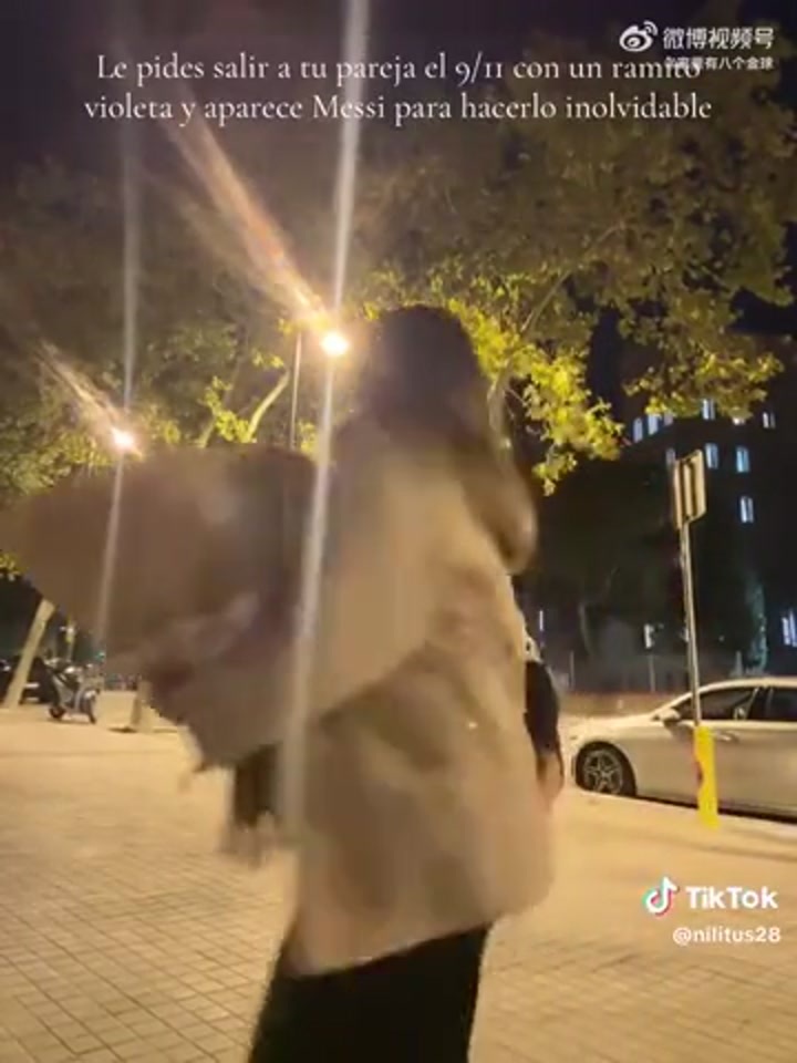 情侣在路边拍视频记录幸福时刻 梅西一行三人恰巧路过