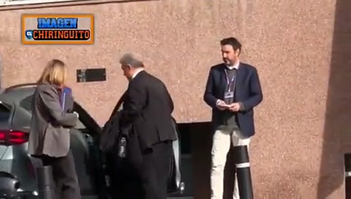 如何看待梅西重返诺坎普？拉波尔塔朝记者微笑挥手