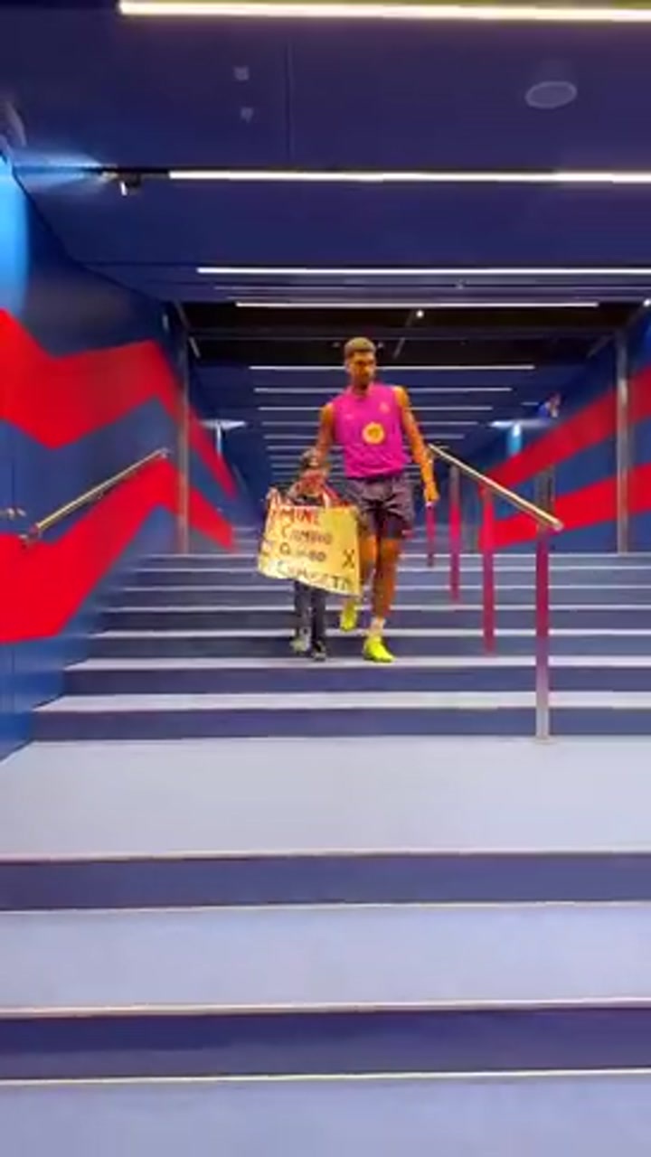 暖心！阿劳霍带着患病小球迷与亚马尔见面