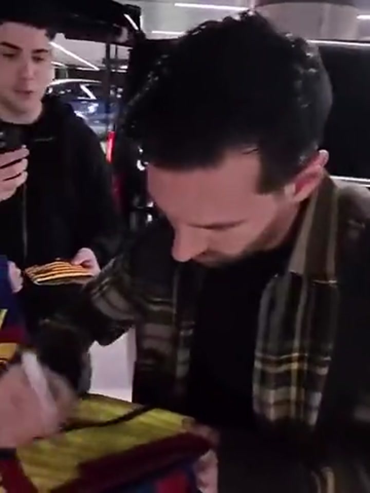 低调重返诺坎普！梅西在停车场给巴萨球迷签名