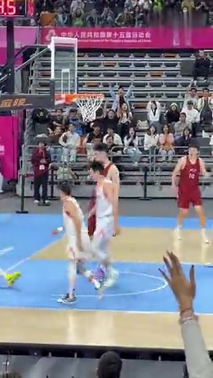 全运会最佳扣篮！实拍余嘉豪篮下接球隔扣胡金秋