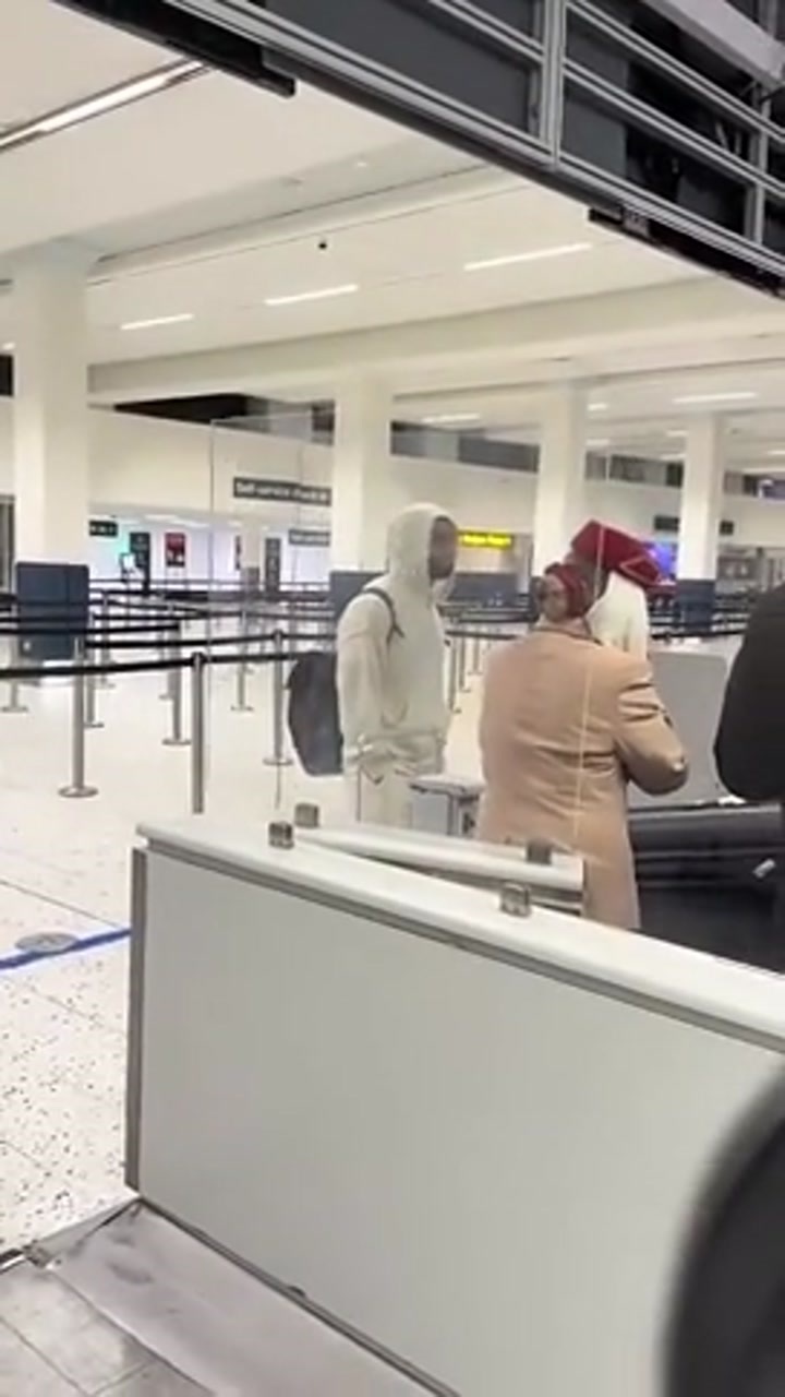 前往国家队！路人拍到萨拉赫独自乘坐飞机离开