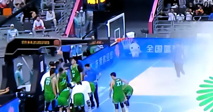 辽宁遭噩梦！赵继伟四强突发受伤，场下治疗表情痛苦，已回更衣室