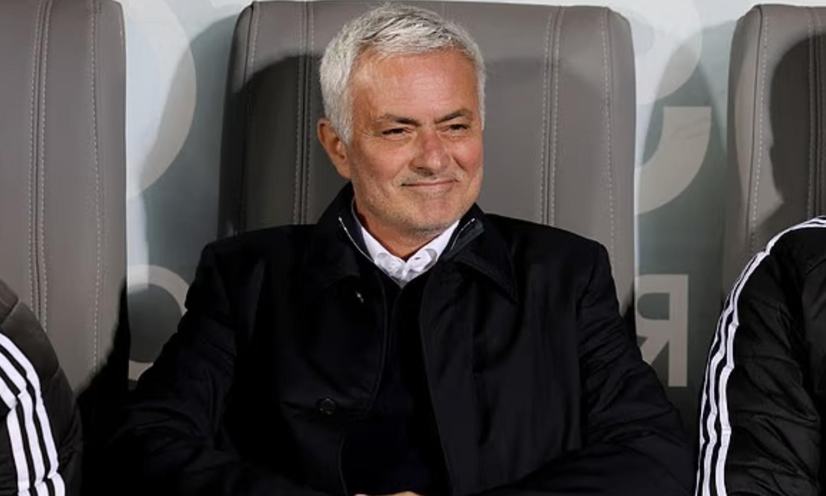 邮报：穆帅在土耳其住的酒店为奥斯曼宫殿改建，他钟爱室内泳池