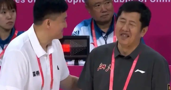 广东夺冠！丁伟杜锋相视一笑，赵睿淡定，朱芳雨握手机，周鹏致敬