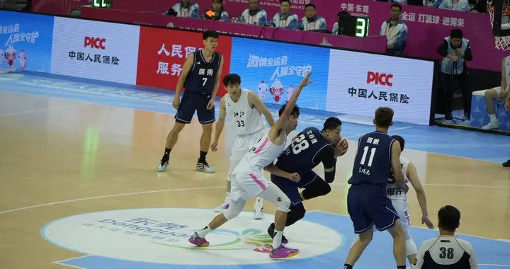 余嘉豪缺阵程帅澎伤退 徐杰半场三分球7中5广东男篮大胜浙江夺金