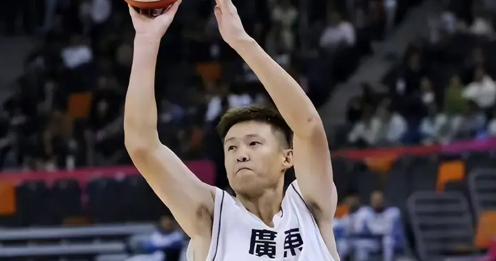 广东两功勋球员也落幕了！周鹏功成名就，任骏飞拒绝上场谢幕！