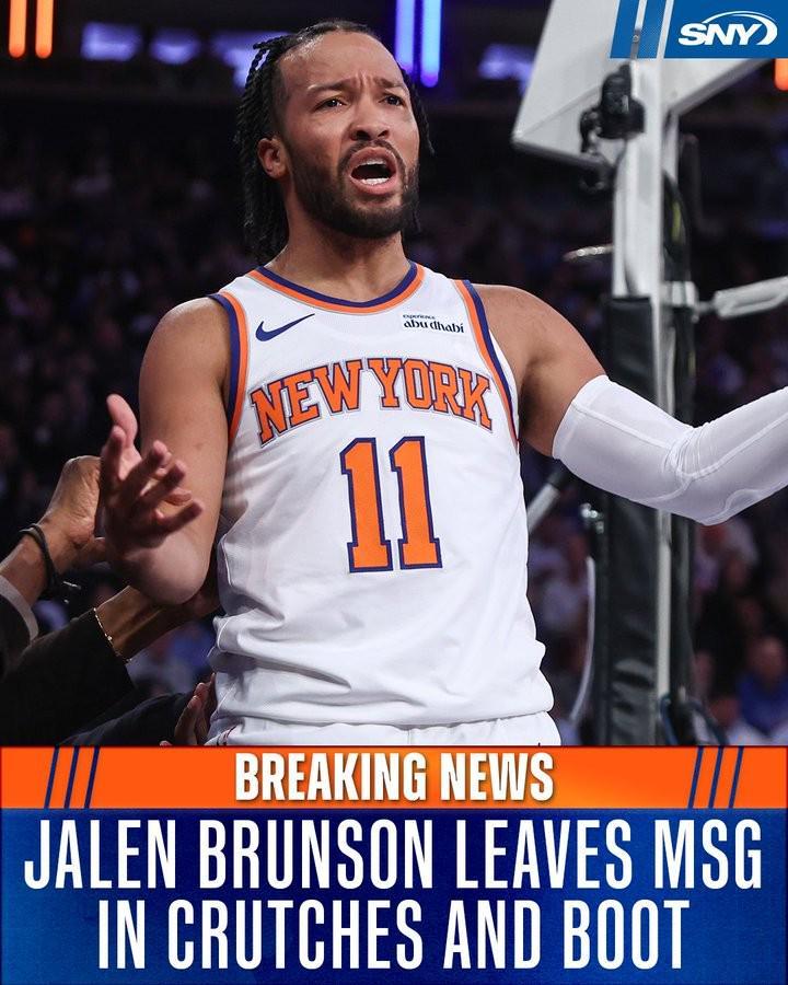 愿无大碍，记者：布伦森脚踝扭伤，穿保护靴拄着拐离开了球场