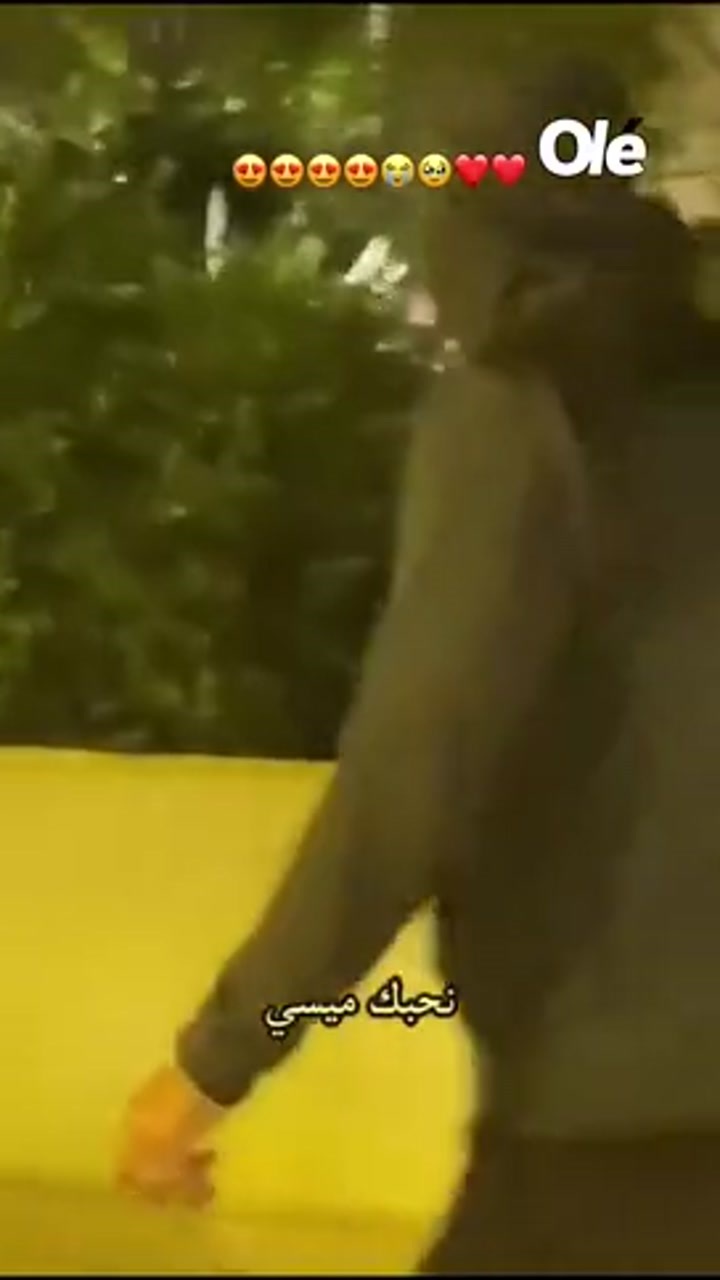 球迷在诺坎普外偶遇梅西和德保罗 梅西冲镜头微笑挥手