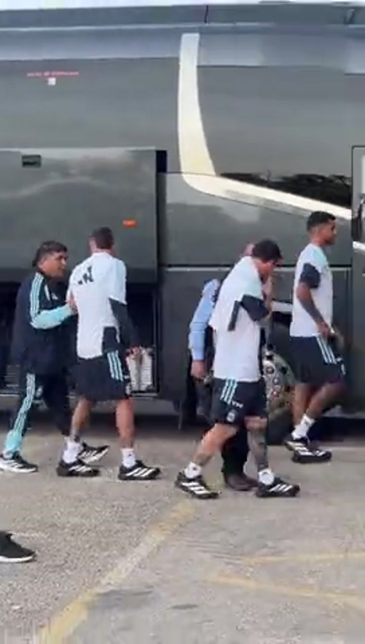 梅西和西班牙球迷打招呼 还和一位小朋友握了手