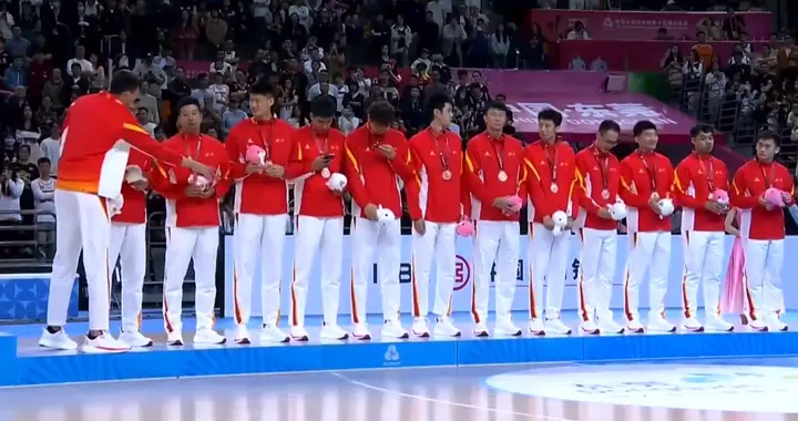 男篮颁奖！周琦队霸，吴前笑开花，赵睿咬奖牌，粤港澳三队合影！