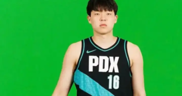 杨瀚森被下放发展联盟仍是宠儿！为助理总经理过生日，附上中文版